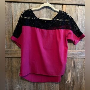Women’s Guess short sleeve blouse. Size M